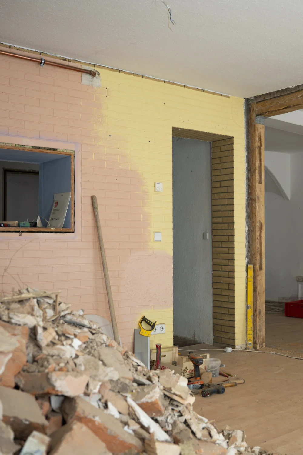 Baustelle Crema Vino: Schutt, abgeschliffene Wände und Durchgang im Umbau